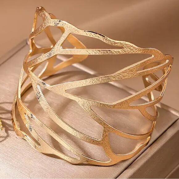 Gold Leaf Cutout Ring - Picture 3 of 3